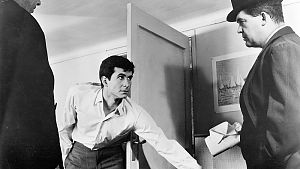 Jemand musste Josef K. verleumdet haben, denn ohne, dass er etwas Böses getan hätte, wurde er eines Morgens verhaftet. © Kinowelt GmbH