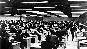 Josef K. an seinem Arbeitsplatz. Viele Kulissen wirken wie entrückte Schauplätze zwischen Traum und Realität. © Kinowelt GmbH