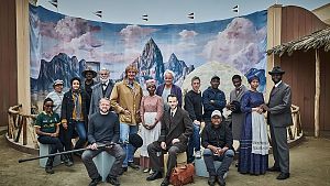 Regisseur mit Filmteam in den Kulissen der "Deutschen Kolonial-Ausstellung" © Studiocanal GmbH / Anatol Kotte