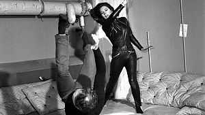 Emma Peel erledigt einen Schurken mit links (und rechts) © Studiocanal