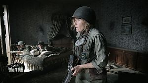 Lee Miller (Kate Winslet) im Hotel Ambassadeur an der Strandpromenade von Saint-Malo. © Arthaus / Studiocanal