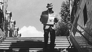 Michel bei der Zeitungslektüre &copy; Studiocanal