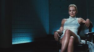 DIE noch immer hart diskutierte Verhör-Szene mit Sharon Stone © STUDIOCANAL GmbH