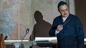 Der Kopf der Bande: Charles Ingvar Sickan Jönsson (Henrik Dorsin) doziert seine Kenntnisse über die finnische Krone. © Studiocanal GmbH