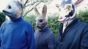 Die sehr realitätsnahen Masken verleihen der Mai-Parade eine mitunter gespenstische Note. © 1974 STUDIOCANAL FILMS Ltd.