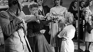 Philippe Clarence (Raymond Rouleau) bei seiner Arbeit. Szenen wie diese weckten bei Jean Paul Gaultier den Wunsch, Modedesigner zu werden. © Arthaus / Studiocanal