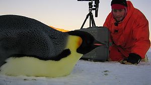 Der forschende Filmemacher und einer seiner Stars © Studiocanal