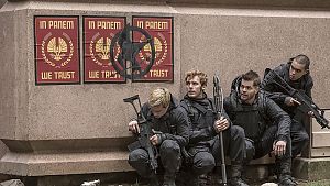 V.l.n.r.: Peeta Mellark (Josh Hutcherson), Finnick Odair (Sam Claflin), Castor (Wes Chatham) und Messalla (Evan Ross) im Straßenkampf. © Studiocanal GmbH / Murray Close
