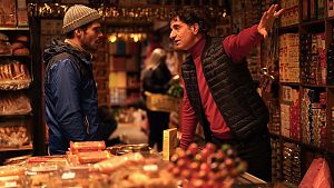 Shopbesitzer Mansour (Simon Abkarian) verkauft Lebensmittel und verteilt Lebenshilfe. Oder zieht einen charmant über den Tisch. Oder beides. © STUDIOCANAL/Emmanuelle Jacobson-Roques