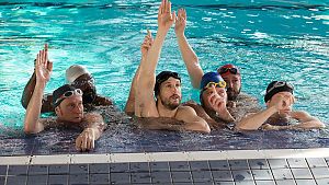 Beim Training: Beno�t Poelvoorde, Balasingham Thamilchelvan, Mathieu Amalric, Guillaume Canet, Philippe Katerine, Alban Ivanov und Jean-Hugues Anglade (v.l.n.r.) © Studiocanal GmbH / Renan Meira Gascho