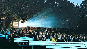 So sähe es in einem normalen Sommer aus. Momentan werden von 900 möglichen Plätzen nur 200 besetzt. © Aki Güldner / Freiluftkino Hasenheide
