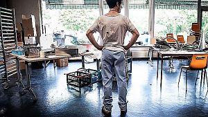 Der junge Pfleger Marco macht es wie die Band auf der Titanic: Er erledigt seinen Job mit Anstand und Würde, bis es nicht mehr geht. © © William Dupuy / CANAL+