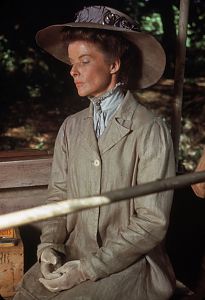 Rose Sayer (Katherine Hepburn) in einem Moment der Andacht. © ITV Global Entertainment