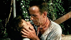 Charlie Alnut (Humphrey Bogart) küsst Rose Sayer (Katherine Hepburn) © ITV Global Entertainmen