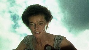 Rose Sayer (Katherine Hepburn) unter dem Himmel Afrikas, wo die Dreharbeiten tatsächlich stattfanden. © ITV Global Entertainment