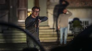 Nikolaj (Esben Smed) und sein Mann Henrik (Magnus Millang) sind die Reichsten in der Familie – was ihnen aber auch nicht viel bringt. © Zentropa Entertainments / StudioCanal / CANAL+ / TV 2 / Photo: Per Arnesen