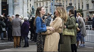 Laura (Amaryllis August) und ihre Mutter Fanny (Paprika Steen) treffen sich im Ausland wieder. © Zentropa Entertainments / StudioCanal / CANAL+ / TV 2 / Photo: Per Arnesen