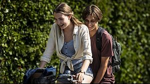 Da war das Leben noch in Ordnung: Laura (Amaryllis August) und ihr Freund Elias (Albert Rudbeck Lindhardt) in der Zeit vor der Evakuierung Dänemarks. © Zentropa Entertainments / StudioCanal / CANAL+ / TV 2 / Photo: Per Arnesen