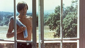 Schöner Mann vor schönem Garten © Kinowelt GmbH