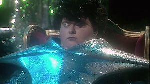 Hotblack Desiato von der Band Disaster Area in der BBC-Serie zur Buchreihe © BBC