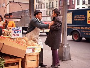 Bild zu Für die Zeit nach "Barbenheimer": Von Mann beißt Knie zu Asphalt Casanova