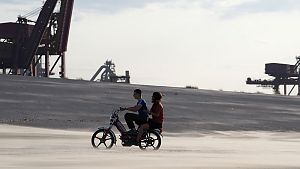 Malik Frikah als Clotaire und Mallory Wanecque als Jackie. © Arthaus / Studiocanal