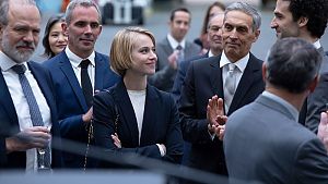 Im Privaten brisant: Mathieus Ehefrau (Bildmitte) hat gerade die BEA verlassen, um für jene Firma zu arbeiten, deren Prestige-Modell Atrian 800 da gerade in den Alpen abgestürzt ist. © Studiocanal GmbH