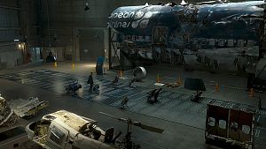 Die Wrackteile und das Modell der Passagier-Reihen des abgestürzten Flugzeugs. © Studiocanal GmbH