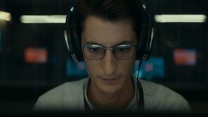 Der Blackbox-Analyst Mathieu, gespielt von Pierre Niney, ist ein Genie, das für einen Job brennt, aber zwischenmenschlich nicht immer den richtigen Ton trifft. © Studiocanal GmbH