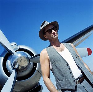 Sam Shepard hatte dann doch keine Flugangst im strengen Sinne. Er hasste es einfach nur, mit anderen Menschen auf Stunden eingesperrt zu sein. &copy; Studiocanal