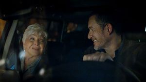 Madeleine (Line Renaud) und Charles (Dany Boon) © Copyright: © 2022 - UNE HIRONDELLE PRODUCTIONS - PATHÉ FILMS - TF1 FILMS PRODUCTION - ARTÉMIS PRODUCTIONS Photos : © Jean-Claude Lother