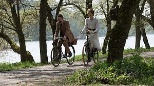 Pierre (Sam Riley) und Marie Curie (Rosamund Pike) bei einer gemeinsamen Radtour. © Studiocanal GmbH / Laurie Sparham