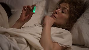 Marie Curie (Rosamund Pike) verwendet eine Radiumprobe als Nachtlicht neben ihrem Bett. © Studiocanal GmbH / Laurie Sparham