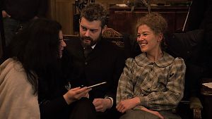 Regisseurin Marjane Satrapi (li.) und das Ehepaar Curie (Sam Riley und Rosamund Pike) © Studiocanal GmbH / Laurie Sparham