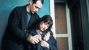 Ohne Worte verstehen sie sich am besten. Oder ist ihre Affäre von Anfang an ein Missverständnis?