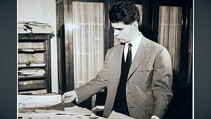 Bild zu Karl Lagerfeld: Hinter dem Fächer