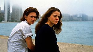 Eine Szene aus glücklicheren, und freieren Zeiten: Mick bei einem Date mit seiner Freundin J.C., die selbst auf brutale Weise in den Konflikt gezogen wird.