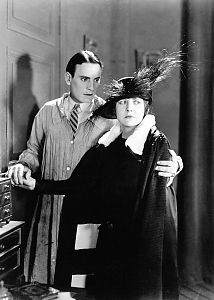 Bild zu Kennen Sie den schon? Die Nächte einer schönen Frau von Charlie Chaplin