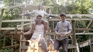 Patrick (Gabriel Basso) mit Biaggio (Moisés Arias) auf den Schultern und Joe (Nick Robinson) vor ihrem hölzernen Rohbau. © (c) 2013 Toys House Productions LLC. All Rights Reserved.