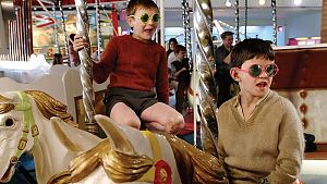 Jonjo (rechts) sagte kurz zuvor zu Mickybo: "Wir müssen nur vier Stunden lang unaufällig bleiben, OK?" © Kinowelt GmbH