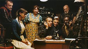 Bazil inmitten seiner neuen Familie: Calculette (Marie-Julie Baup), Bricabrac (Dominique Pinon), Cassoulet (Yolande Moreau), Bazil (Dany Boon), Petit Pierre (Michel Cremades), Canaille (Jean-Pierre Marielle), Remington (Omar Sy) - v.l.n.r. © Kinowelt GmbH