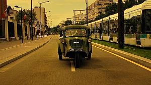 Bazil (Dany Boon) unterwegs in Paris: Der Film ist auch ein Duell zwischen "alter" bzw. "gebrauchter" und der modernen Technik. © Kinowelt GmbH