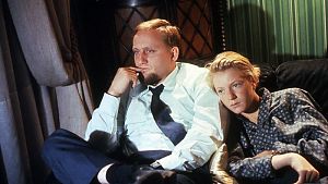 Familienvater und Soziopath Raymond Lemorne (Bernard-Pierre Donnadieu) mit einer seiner Töchter. © Kinowelt GmbH