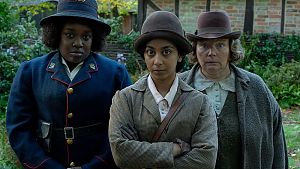 Kate (Lolly Adefope), der "weibliche Polizist" Gladys Moss (Anjana Vasan) und Ann (Joanna Scanlan) versuchen herauszufinden, wer hinter den Briefen steckt. © © STUDIOCANAL / Des Willie