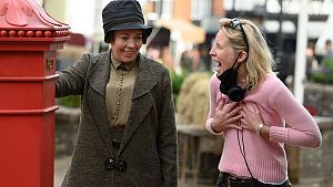 Olivia Colman (Edith Swan) am Set mit Regisseurin Thea Sharrock © © STUDIOCANAL / Parisa Taghizadeh