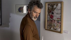 Antonio Banderas vor dem Gemälde aus der Kindheit seiner Figur in "Leid und Herrlichkeit"