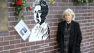 Frauen unter schwierigen Bedingungen und ihr Kampf gegen die herrschenden Verhältnisse. Rote Fäden im Werk der Regisseurin, hier am Berliner Denkmal für die 1919 ermordete Rosa Luxemburg