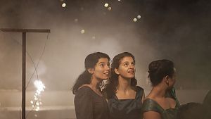 Lila und Elena mit Freundin bei einem Feuerwerk © PHOTO BY EDUARDO CASTALDO � WILDSIDE/UMEDIA 2018