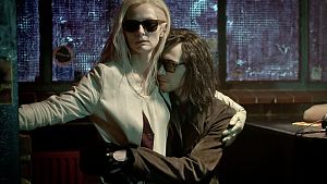 Tilda Swinton als Eve und Tom Hiddleston als Adam © Studiocanal