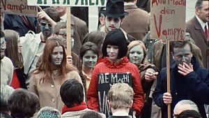 Das Kübelkind als Blickfang jeder Demo. © Edgar Reitz Filmstiftung. Alle Rechte vorbehalten.